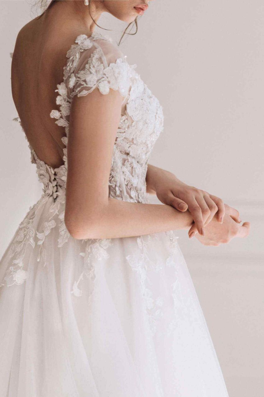 https://www.galeriedesfetes.com/wp-content/uploads/2020/12/wedding_dress_07-850x1280.jpg