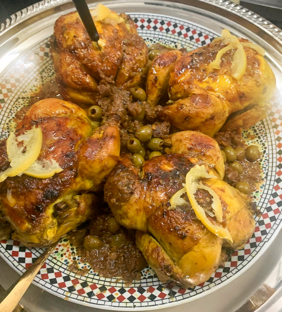 https://www.galeriedesfetes.com/wp-content/uploads/2024/07/tajine-poulet-olive-chraibi-events-paris.jpg